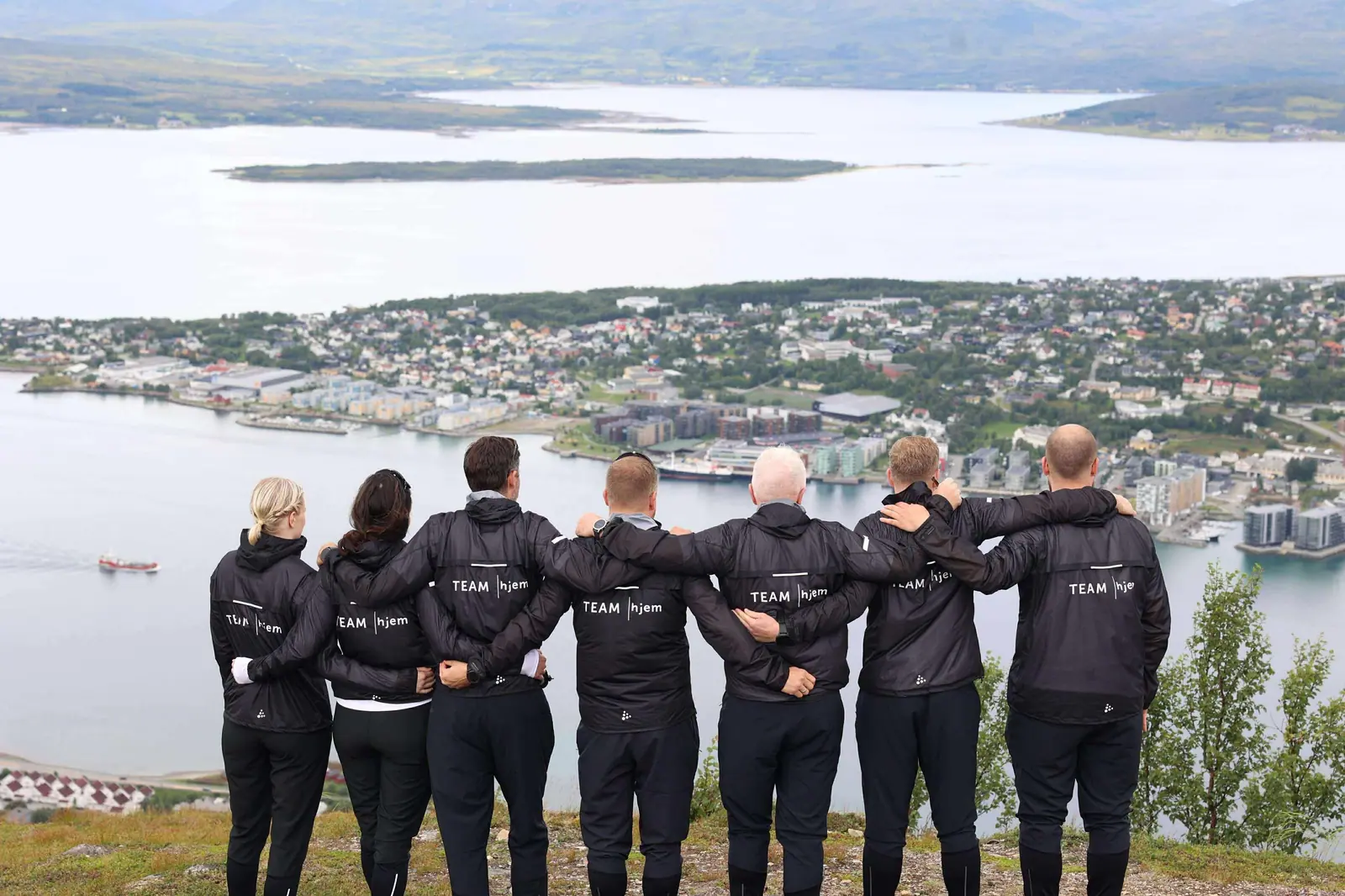 Team Hjem på fjellet over Tromsø, med byen og fjorden under seg