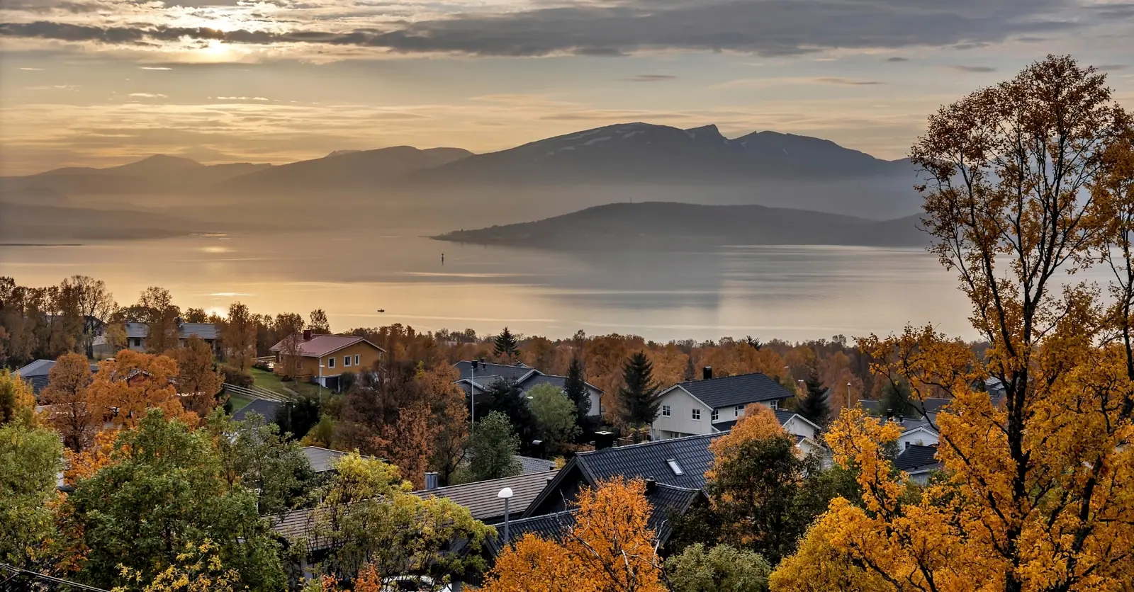 Gyllen høstkveld over fjorden ved Tromsø