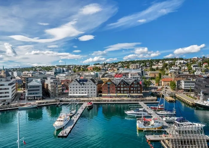 Tromsø havn og sentrum fra lufta en solskinnsdag